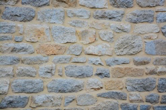 Une photo d'un mur en pierre