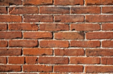 Une photo d'un mur en brique