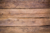 Une photo d'un mur en bois